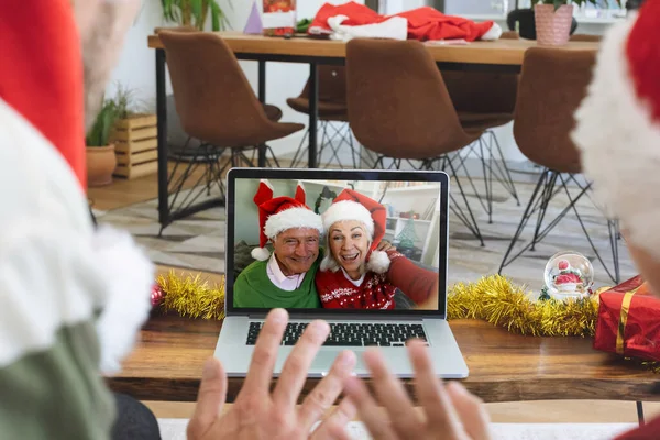모자를 남자와 아들이 랩탑에서 상급생들과 비디오카메라를 가지고 크리스마스 사교적 정책을 — 스톡 사진