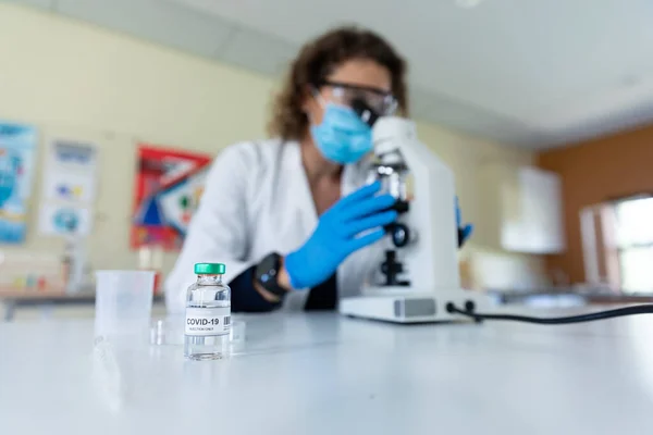 Kaukasische Lehrerin Mit Gesichtsmaske Der Schule Und Blick Auf Ein — Stockfoto