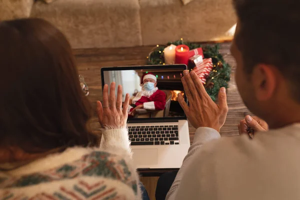 Vue Arrière Couple Agitant Tout Ayant Vidéocall Avec Santa Claus — Photo