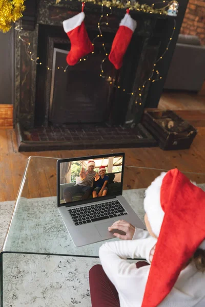 Vista Trasera Mujer Sombrero Santa Que Tiene Videocall Con Hombre — Foto de Stock