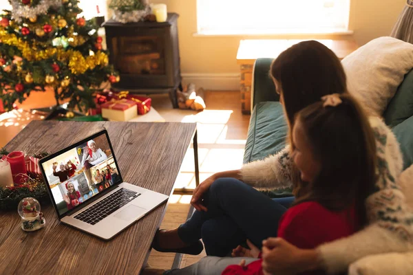 Caucasian Woman Her Daughter Christmas Having Video Chat Friends Family — Stock Photo, Image