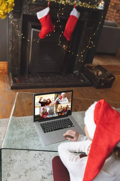 Mujer Caucásica Navidad Tener Chat Vídeo Con Amigos Familiares Utilizando —  Fotos de Stock