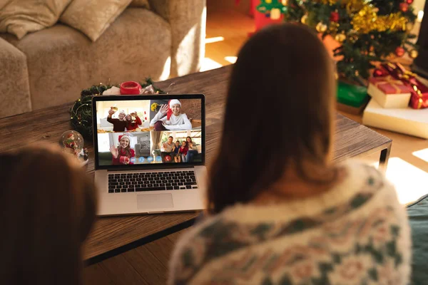 Běloška Svou Dcerou Vánocích Obrazovce Notebooku Videohovor Přáteli Rodinou Sedí — Stock fotografie