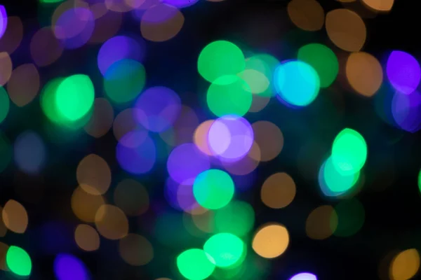 Çok Renkli Yeşil Turuncu Mor Siyah Arkaplandaki Işık Peri Işıklarının — Stok fotoğraf