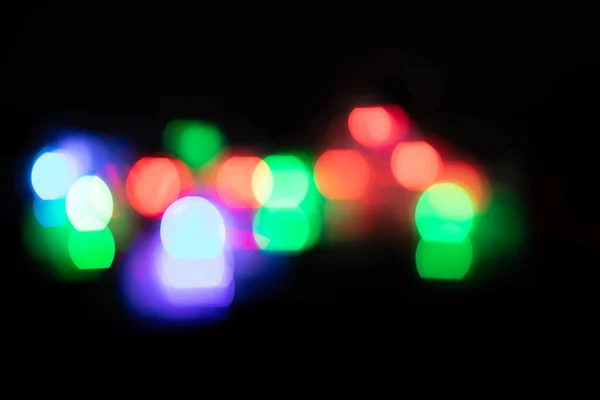Çok Renkli Yeşil Mor Kırmızı Siyah Arkaplandaki Işık Peri Işıklarının — Stok fotoğraf