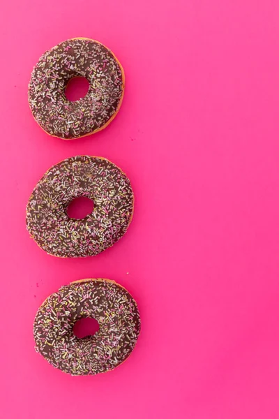 Vista Ángulo Alto Tres Rosquillas Chocolate Con Salpicaduras Sobre Fondo — Foto de Stock