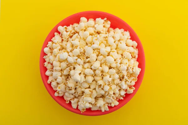 Wysoki Kąt Widzenia Popcorn Czerwonej Misce Żółtym Tle Zabawa Strona — Zdjęcie stockowe
