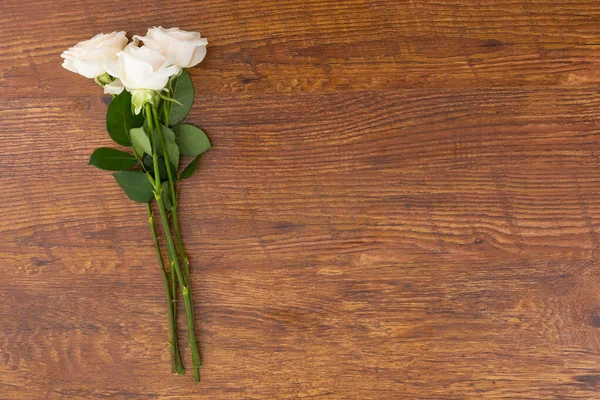 Mazzo Rose Bianche Che Giacciono Uno Sfondo Legno Fiore Primavera — Foto Stock