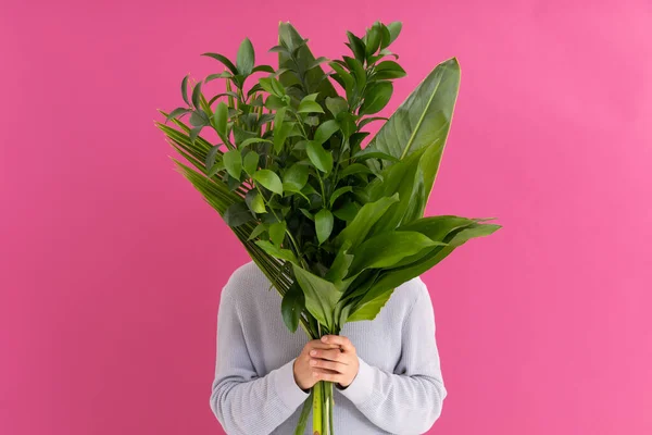Femme Couvrant Son Visage Avec Bouquet Feuilles Sur Rose Nature — Photo