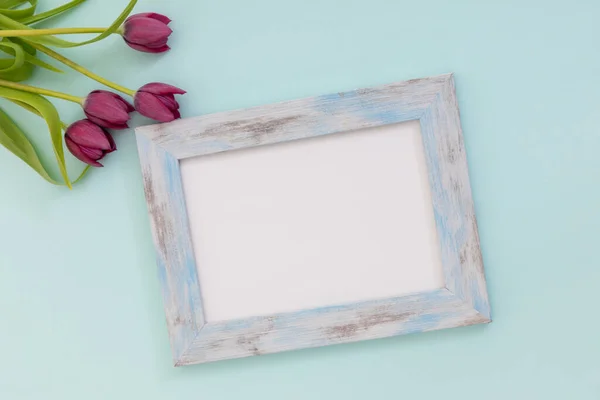 Rustiek Houten Frame Met Witte Ondergrond Roze Tulpen Blauw Bloem — Stockfoto