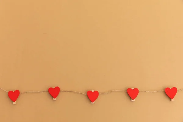 String Mit Fünf Roten Herzen Auf Braunem Hintergrund Valentinstag Romantik — Stockfoto