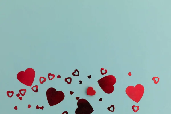 Mavi Arka Planda Kırmızı Metalik Kalplerin Yüksek Açılı Görüntüsü Sevgililer — Stok fotoğraf