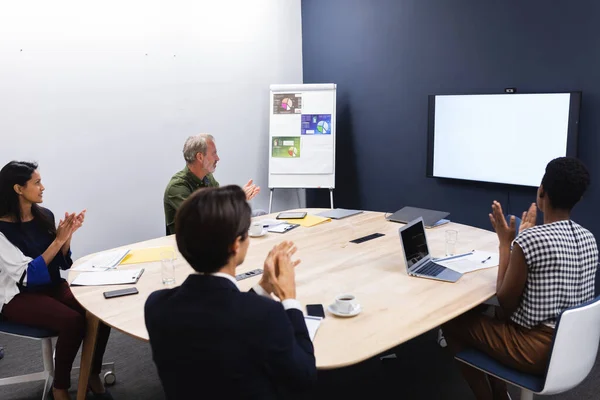 Diverse Arbeitskollegen Sitzen Tisch Und Klatschen Kleine Kreative Unternehmen Während — Stockfoto