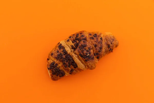 Vista Alto Ángulo Del Croissant Chocolate Sobre Fondo Naranja Panadería —  Fotos de Stock