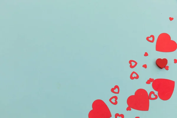 Mavi Arka Plana Dağılmış Kırmızı Kalplerin Yüksek Açılı Görüntüsü Sevgililer — Stok fotoğraf