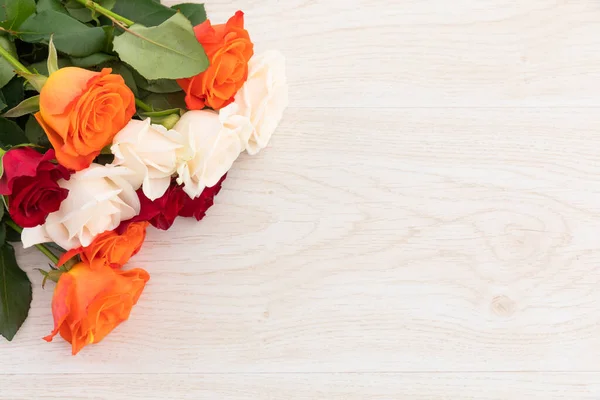 Bando Rosas Laranja Branca Vermelha Sobre Fundo Madeira Flor Primavera — Fotografia de Stock