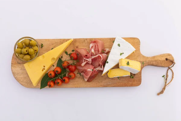 Olive Formaggio Prosciutto Pomodorini Tavola Legno Sfondo Bianco Antipasti Prodotti — Foto Stock