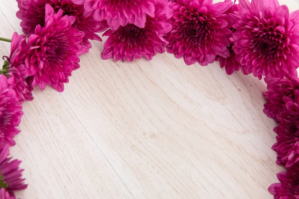 Rosa Blumen Einem Kreis Auf Hölzernem Hintergrund Blume Frühling Sommer — Stockfoto