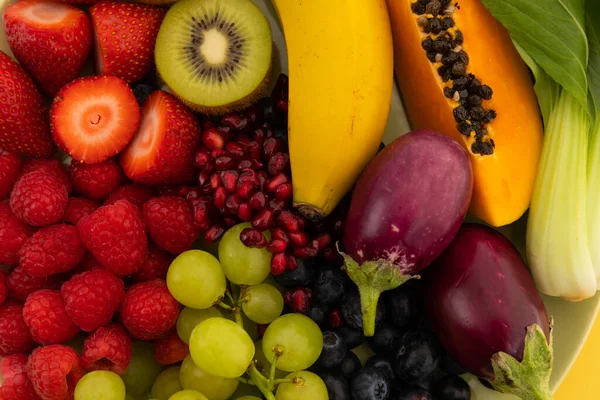 Sluiten Van Banaan Bessen Druiven Baby Aubergines Verse Groenten Fruit — Stockfoto