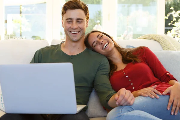 白种人夫妇坐在沙发上使用笔记本电脑 眼镜蛇大流行期间的自我隔离 — 图库照片