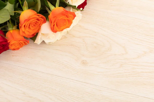 Rose Arancioni Bianche Alto Sinistra Sfondo Legno Celebrazione Romanticismo Fiore — Foto Stock