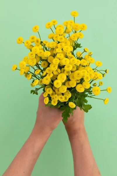Zöld Hátterű Sárga Virágcsokrot Tartó Személy Virág Tavasz Nyár Természet — Stock Fotó