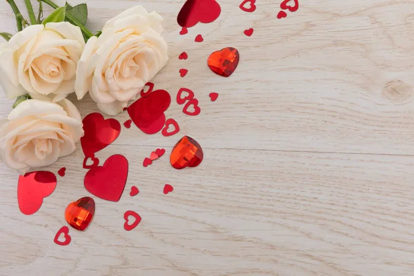 Witte Rozen Rode Harten Houten Ondergrond Romantiek Valentijnsdag Bloem Natuur — Stockfoto