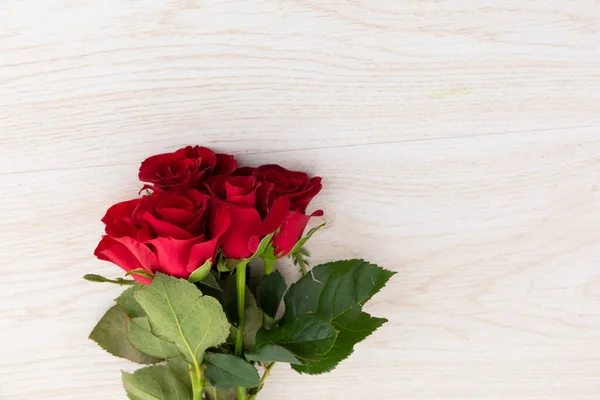 Ramo Rosas Rojas Sobre Fondo Madera Romance Flor Primavera Verano —  Fotos de Stock