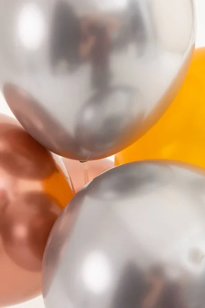 Globos Metálicos Plata Oro Rosa Oro Sobre Fondo Blanco Feliz — Foto de Stock