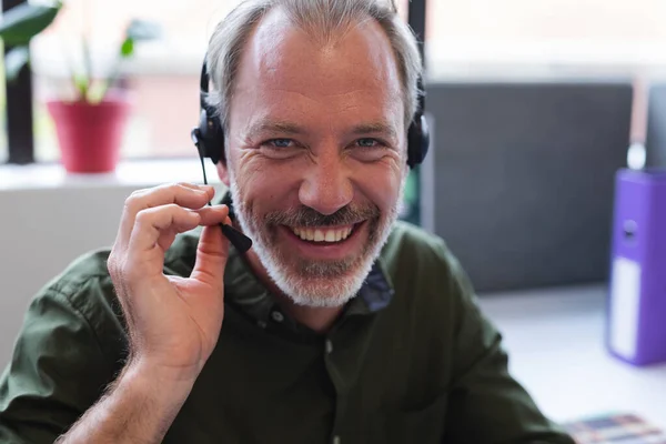 Portret Van Een Blanke Man Met Een Koptelefoon Kantoor Die — Stockfoto