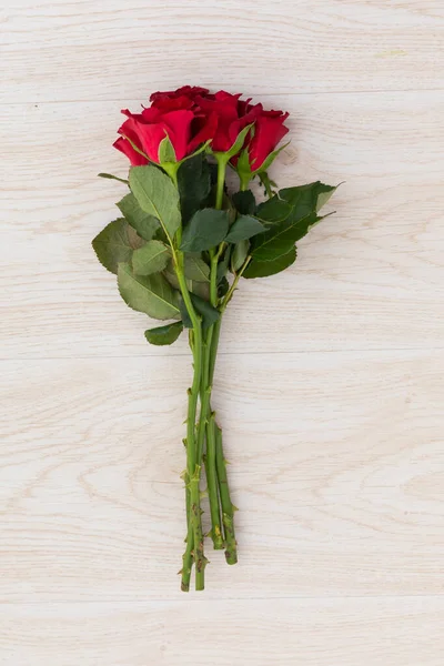 Mazzo Rose Rosse Adagiate Uno Sfondo Legno Romanticismo Fiore Primavera — Foto Stock