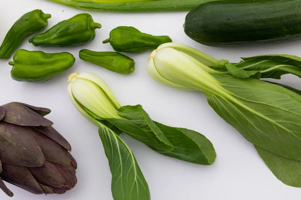 Beyaz Arka Planda Salatalık Biber Hindiba Taze Yeşil Sebzeler Sağlıklı — Stok fotoğraf