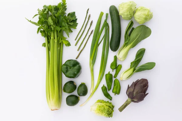 白を基調としたチェリー キュウリ レタス ピーマン 新鮮な緑の野菜健康的な食事有機食品の準備の概念 — ストック写真
