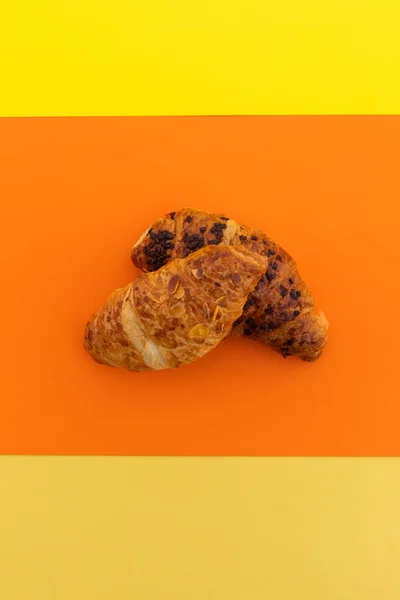 Vista Alto Angolo Due Croissant Sfondo Arancione Fresco Panificio Colazione — Foto Stock
