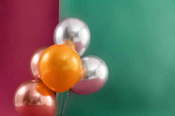 一束金属气球漂浮在深红色和绿色的背景上 欢庆生日的概念 — 图库照片