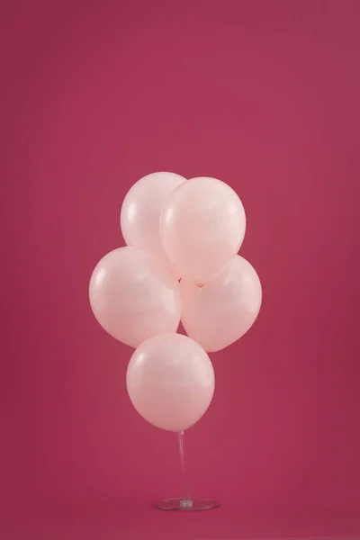 Banda Pięciu Jasnoróżowych Balonów Unoszących Się Ciemnoczerwonym Tle Wszystkiego Najlepszego — Zdjęcie stockowe