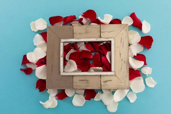 Marco Madera Sobre Pétalos Rosa Blancos Rojos Sobre Fondo Azul — Foto de Stock