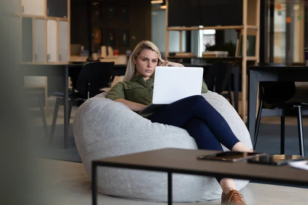 Mulher Negócios Caucasiana Usando Laptop Sentado Poltrona Escritório Criativo Tecnologia — Fotografia de Stock