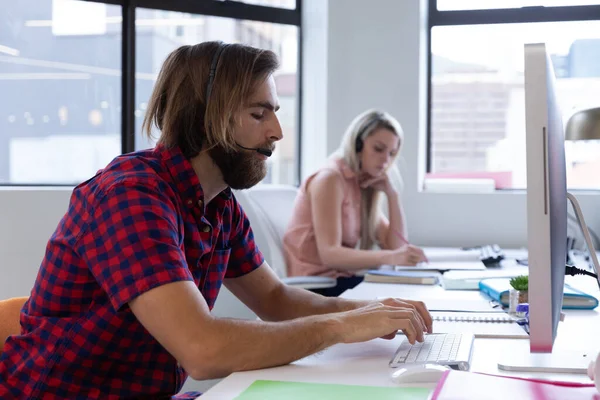 Caucasian Businessman Businesswoman Using Computers Wearing Phone Headsets Office Technology — Stock Photo, Image