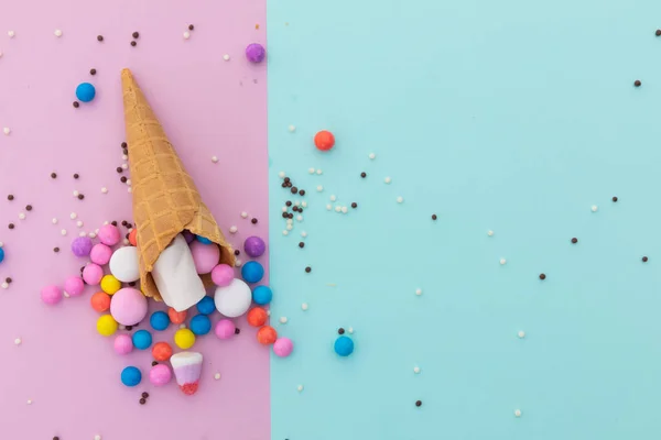 Cono Helado Esparcidos Coloridos Espolvorear Sobre Fondo Rosa Azul Postre — Foto de Stock