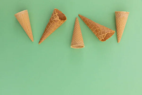 Vista Ángulo Alto Cinco Conos Helado Sobre Fondo Verde Postre — Foto de Stock