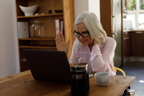 Idősebb Kaukázusi Aki Videóbeszélgetést Folytat Laptopján Miközben Otthonról Dolgozik Társadalmi — Stock Fotó