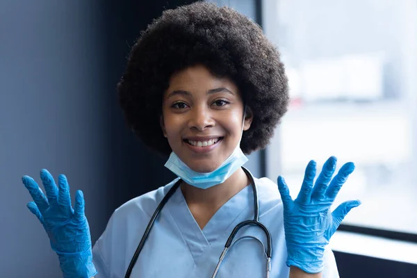 Porträt Einer Gemischten Ärztin Mit Mundschutz Und Handschuhen Mediziner Während — Stockfoto