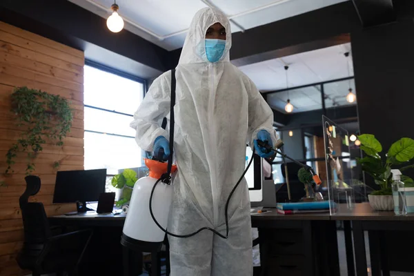 混合种族清洁剂穿着防护服在办公室里消毒办公室 大肠癌大流行期间工作场所的卫生情况D — 图库照片