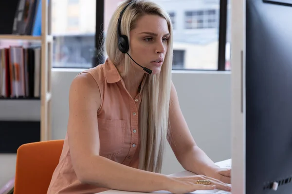 Donna Caucasica Che Indossa Auricolari Telefonici Utilizzando Computer Ufficio Moderno — Foto Stock