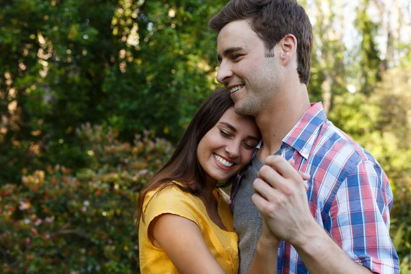 Pareja Caucásica Pasando Tiempo Jardín Bailando Abrazando Sonriendo Autoaislamiento Durante — Foto de Stock