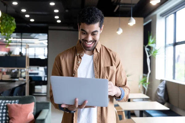 Uśmiechnięty Biznesmen Rasy Mieszanej Pomocą Laptopa Podczas Rozmowy Wideo Biurze — Zdjęcie stockowe