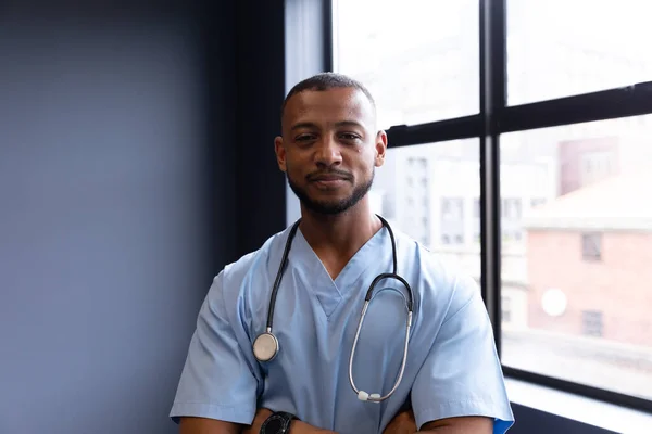 Portret Van Lachende Gemengde Ras Mannelijke Arts Dragen Scrubs Stethoscoop — Stockfoto