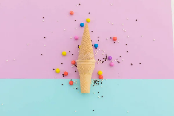 Dos Conos Helado Esparcidos Coloridos Espolvorean Sobre Fondo Rosa Azul — Foto de Stock