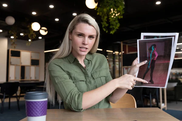 Kaukasiske Forretningskvinde Videoopkald Kreative Kontor Holder Fotografier Social Distancering Kontoret - Stock-foto